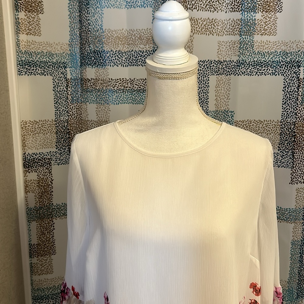 Apt. 9 White flowered blouse size large - Picture 2 of 11